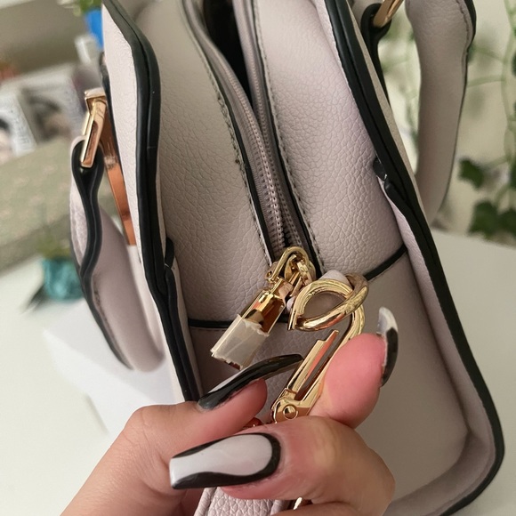 A beautiful bag with with a light purple - Picture 7 of 7